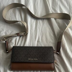 Michael Kors Black/Brn Jet set Travel Multifunction phone Crossbody Bag 35GTTC7B